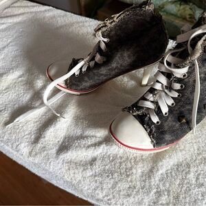 Stylish 3 1/2 inch high heels sneakers with frills